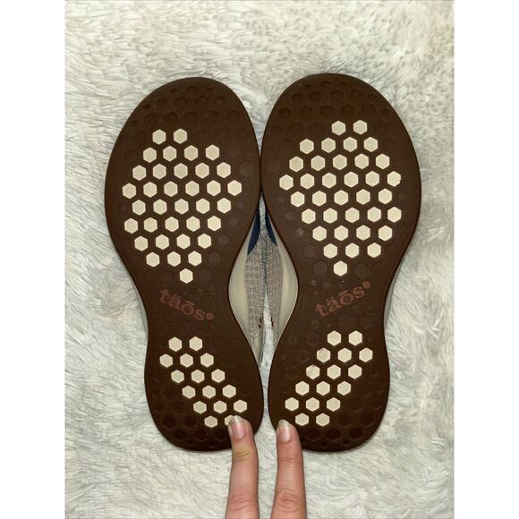 NWOB Taos Mesh And Fabric Lace Up Sneakers Size 8 - Picture 9 of 10